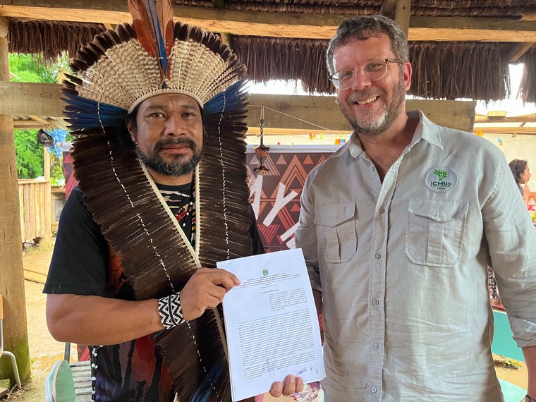 Cacique Vera Popygua e Walter Steenbock, representando o Presidente do ICMBio.JPG