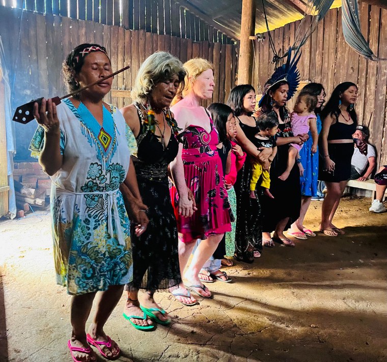 Cerimônia guarani dentro da opy (casa de reza).JPG