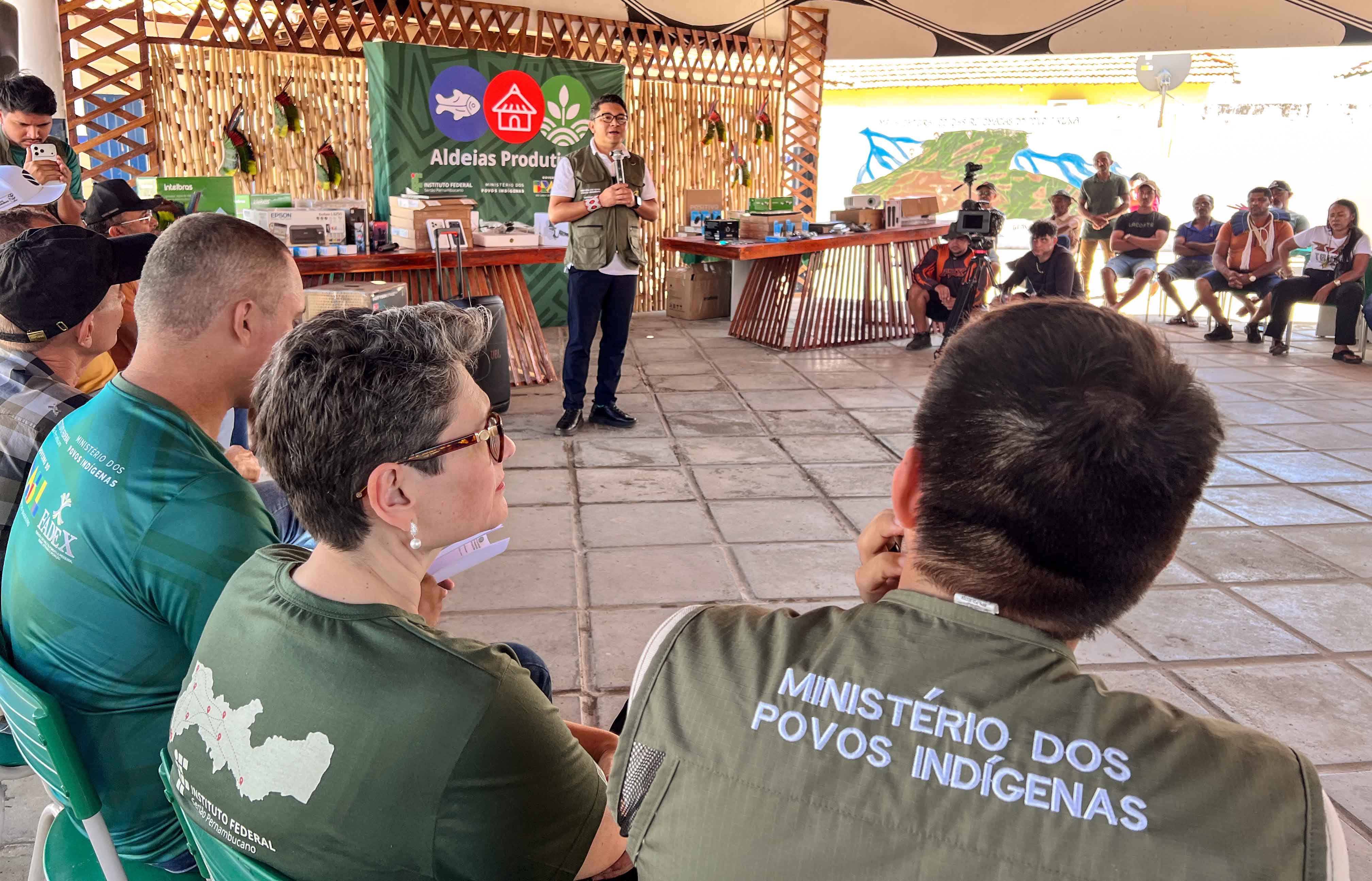 Ministro do MPI falando em roda de pessoas