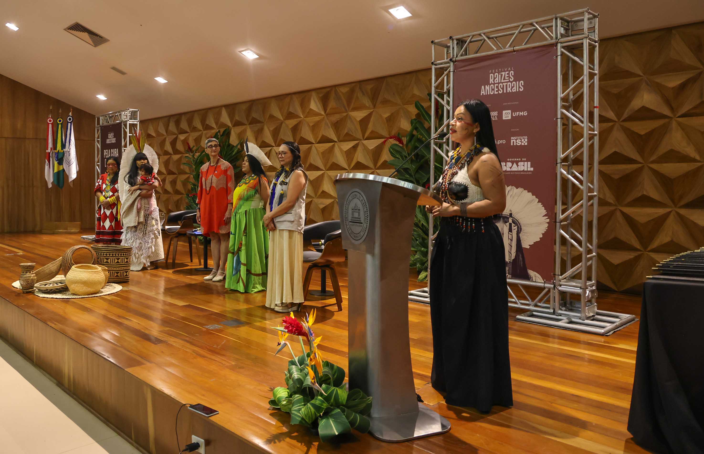 6 mulheres em um palco