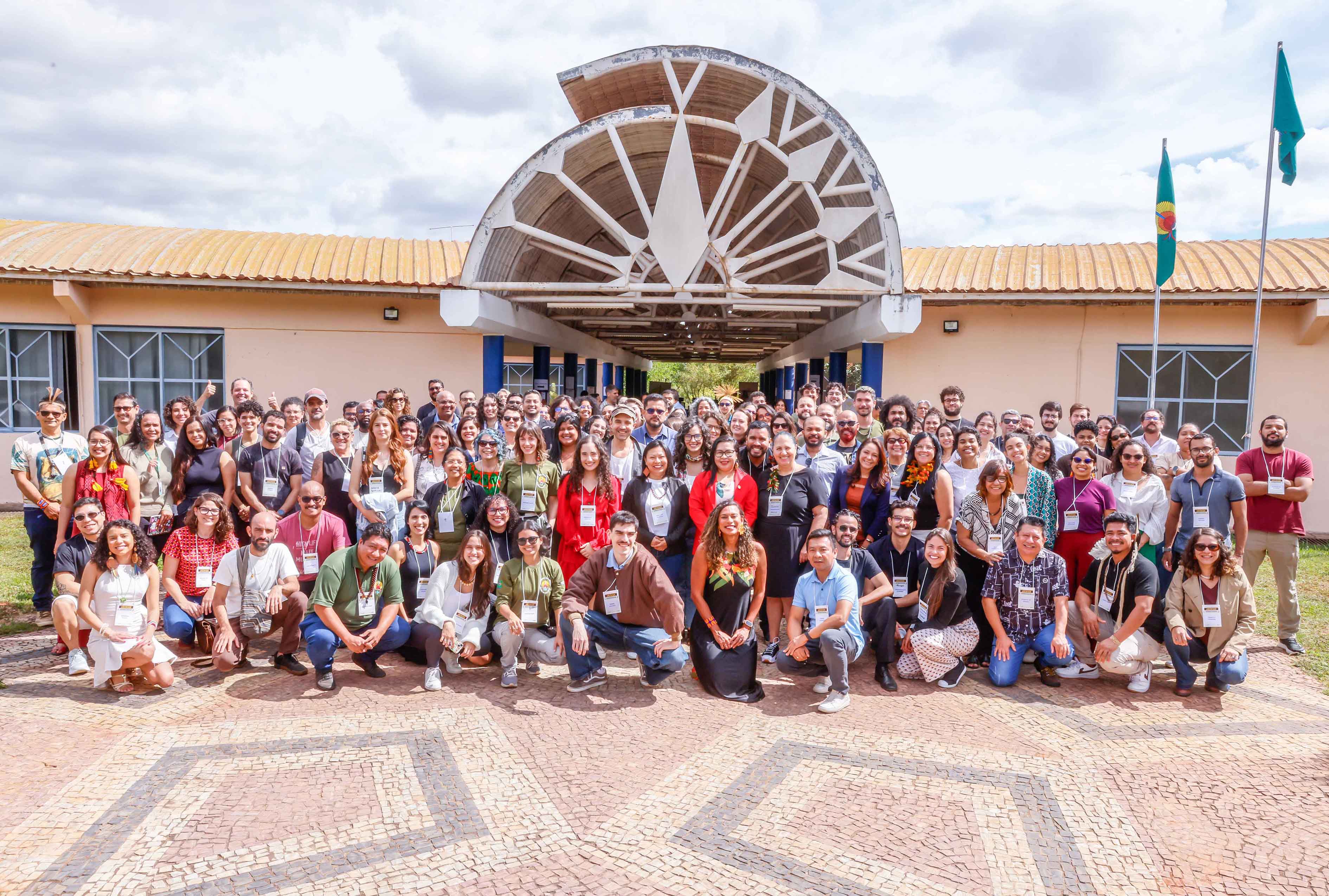 Diversas pessoas em pé e agachadas posando para foto