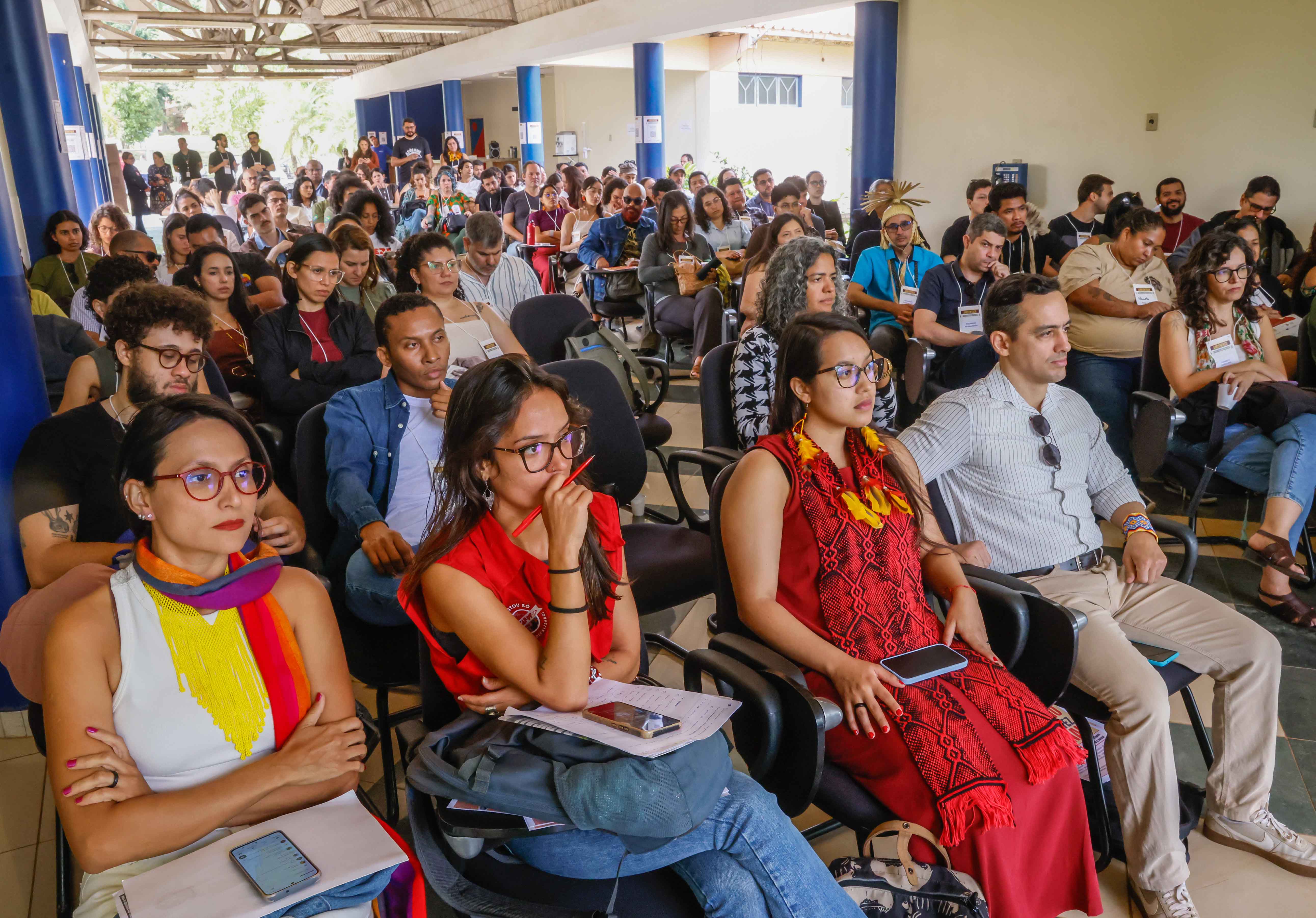Servidores em plateia atentos à palestra