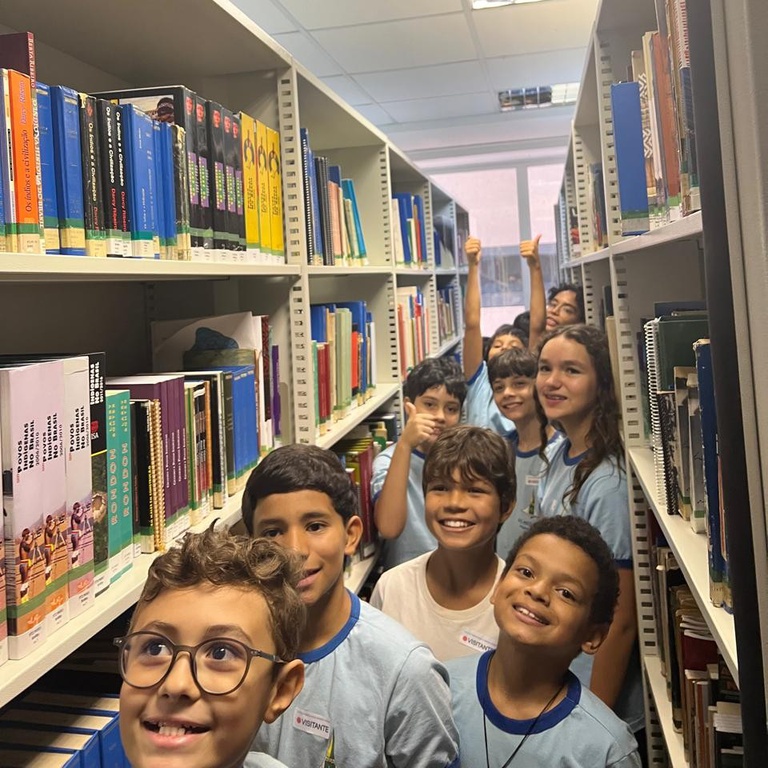 alunos na biblioteca.jpeg