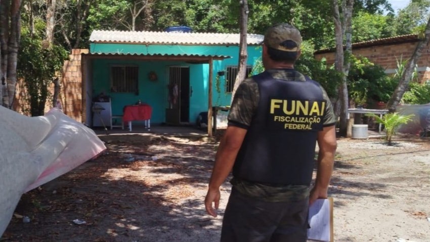 Servidor da Funai de costas, com colete escrito