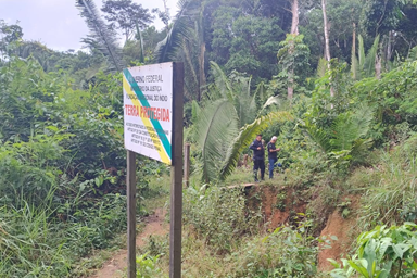 Placa de demarcação da Terra Indígena Karipuna