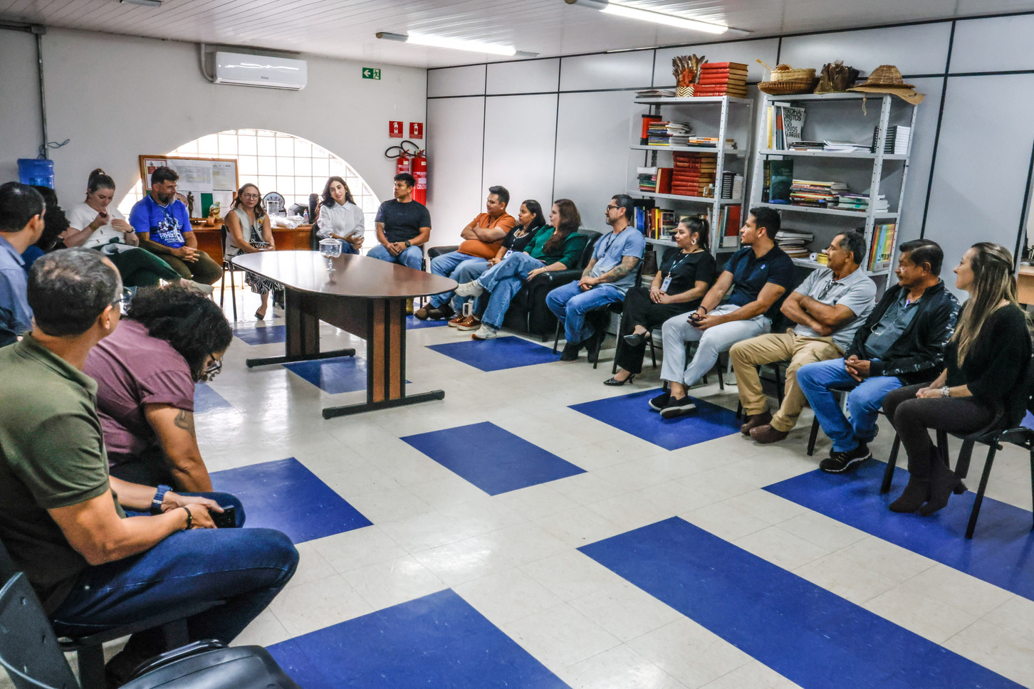 Servidores sentados em cadeira em roda
