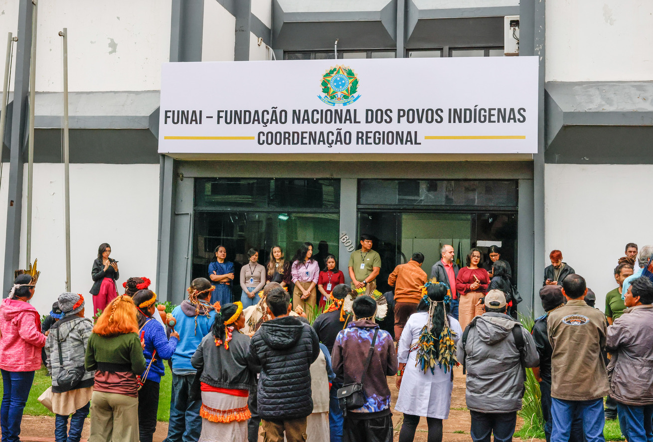 diversas pessoas em frente às sede da Funai em Dourados/MS