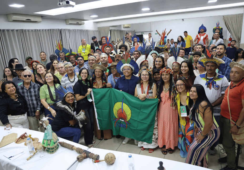 Indígenas e Funai no evento