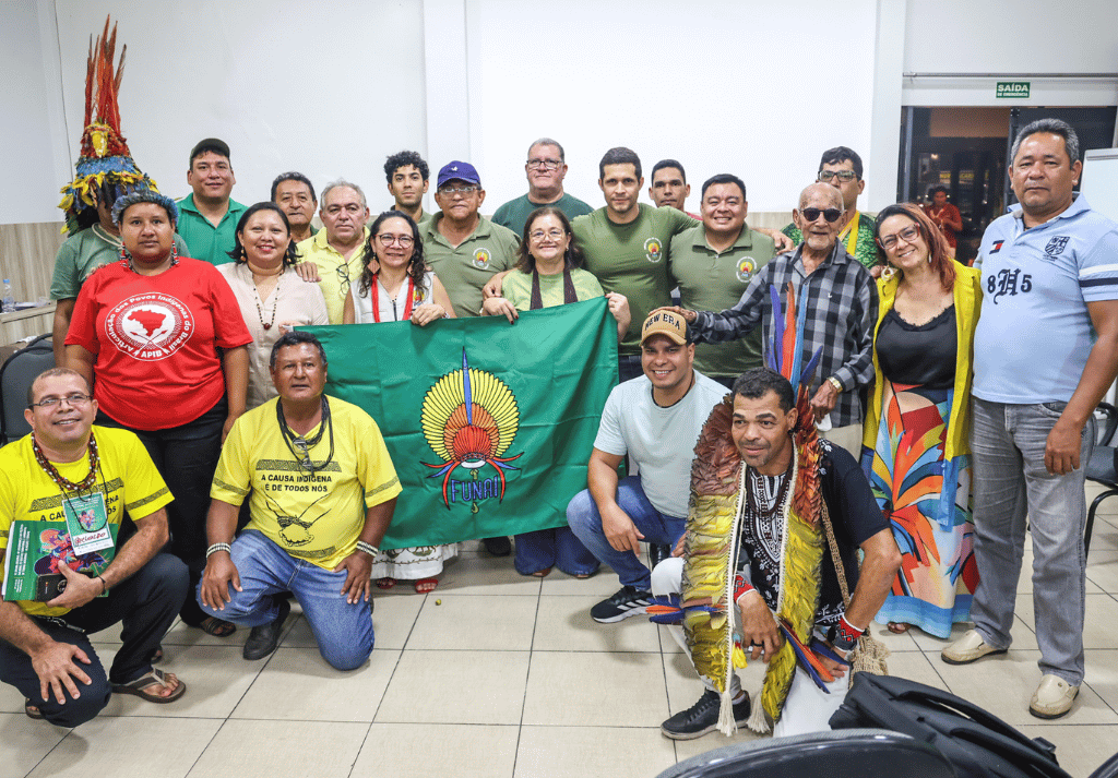 Equipe da Funai e movimento social indígena
