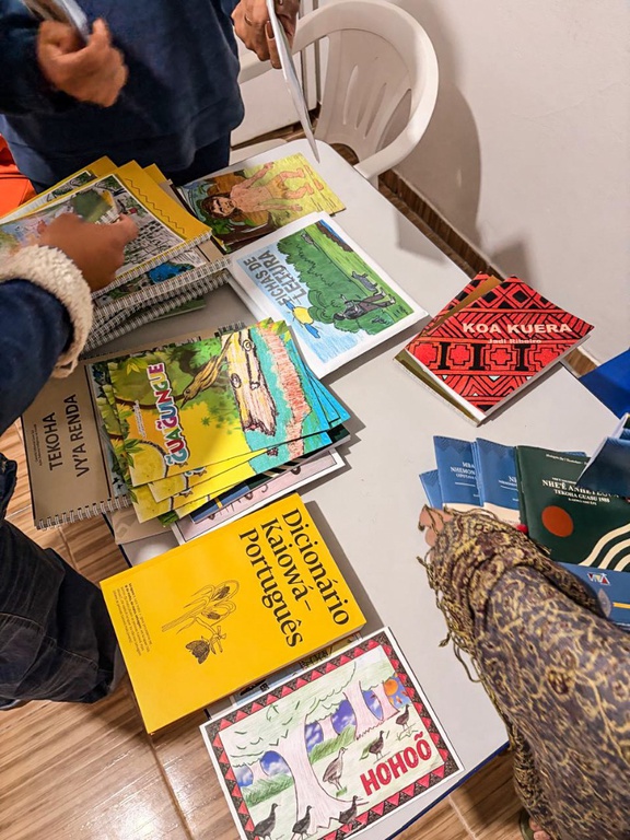 Doação de livros em guarani.jpg