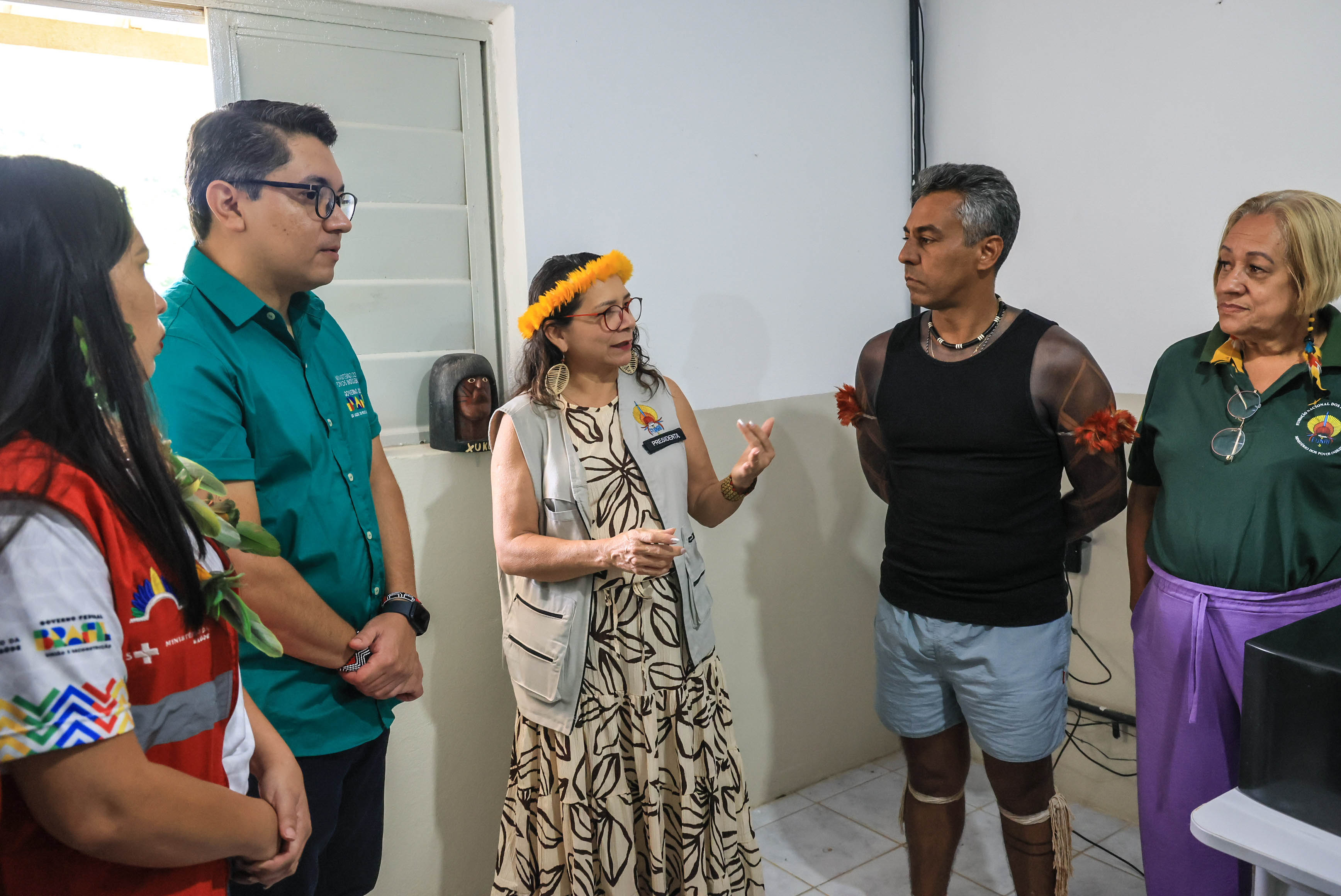 Lucinha Tremembé, Eloy Terena, Marcos Xukuru e Lucia Alberta Baré conversam com servidora da Funai