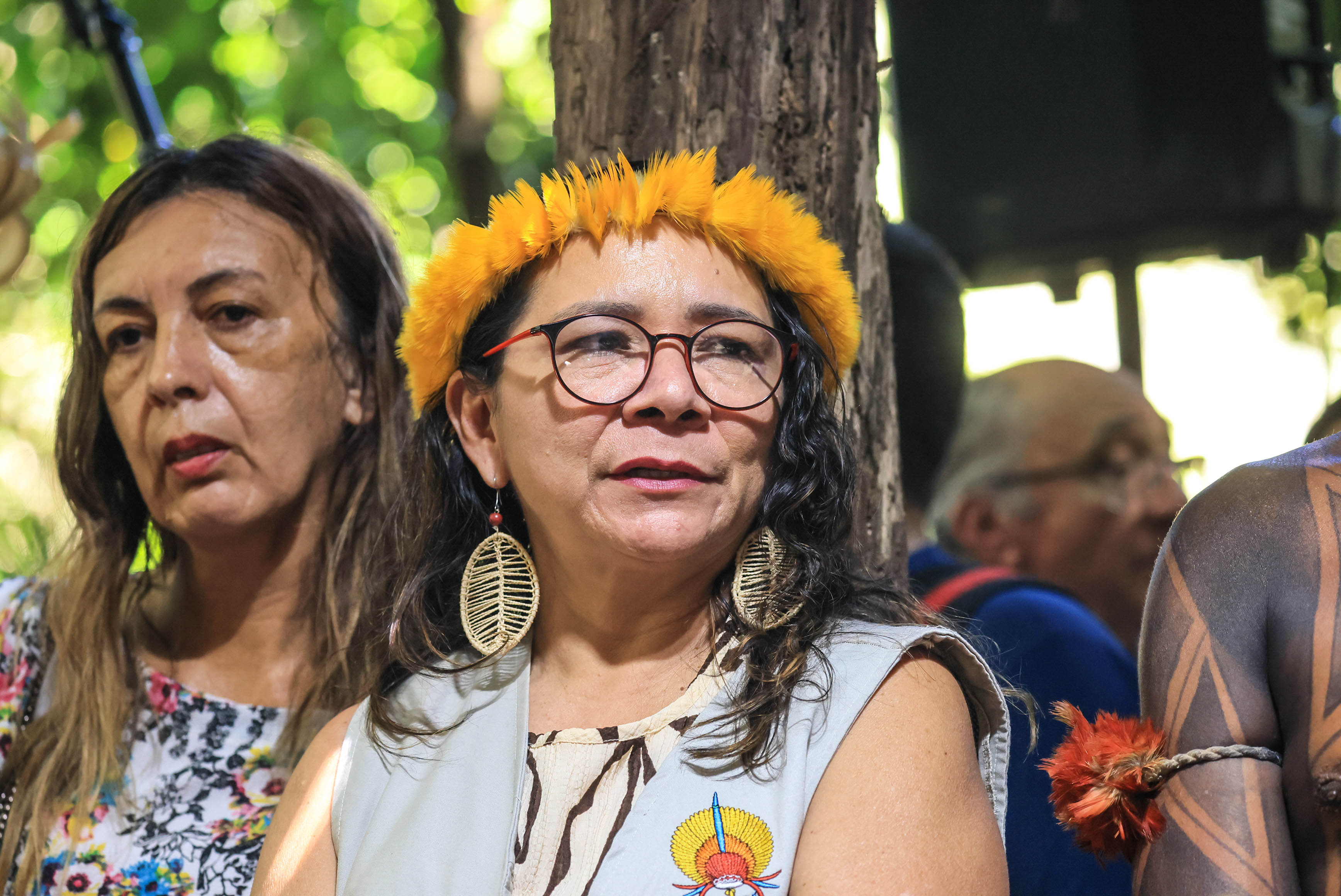 Lúcia Alberta Baré usando uma coroa de flores amarela no topo da cabeça