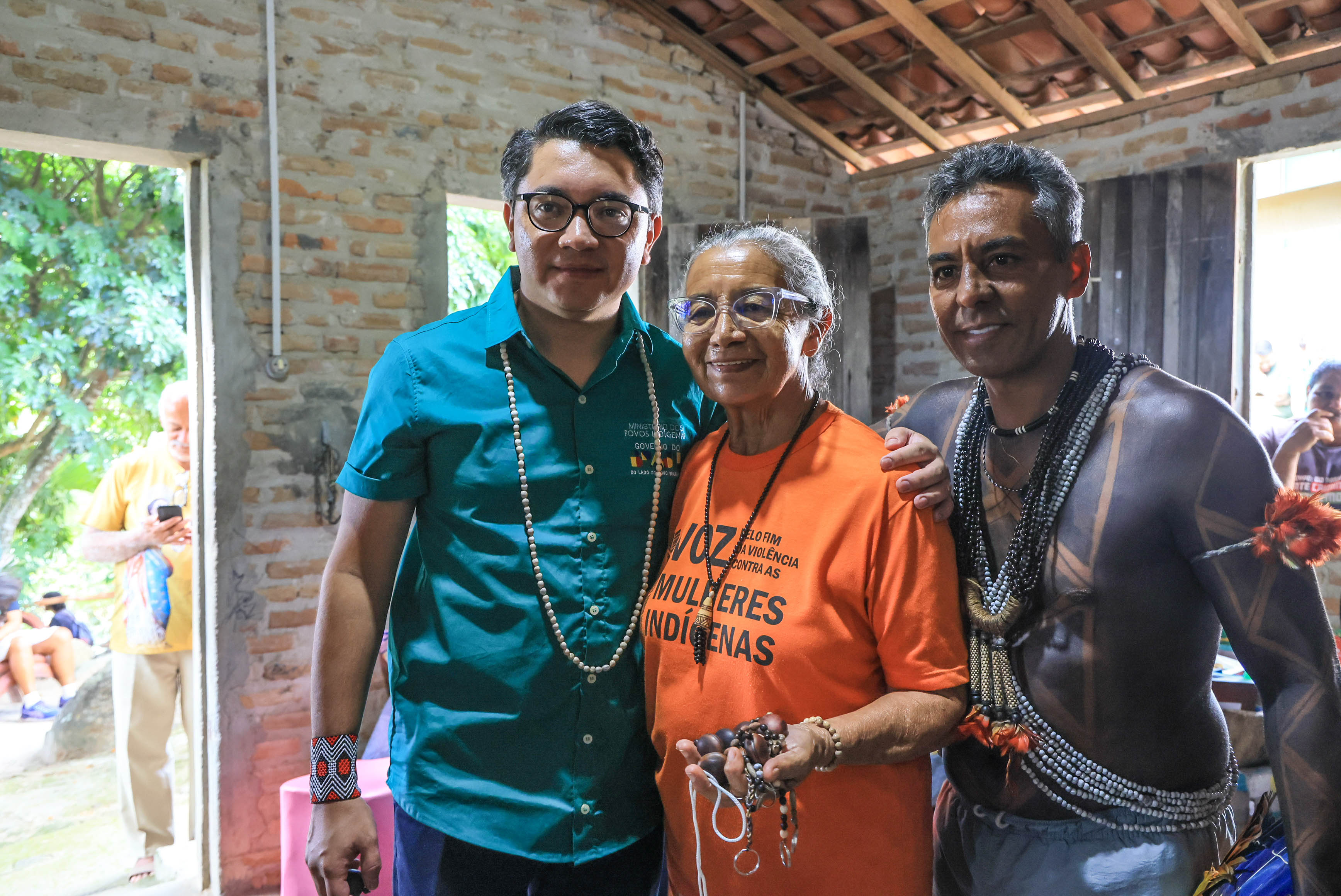 Eloy Terena posa ao lado de Mãe Zenilda, matriarca do povo Xukuru, e cacique Marcos Xukuru