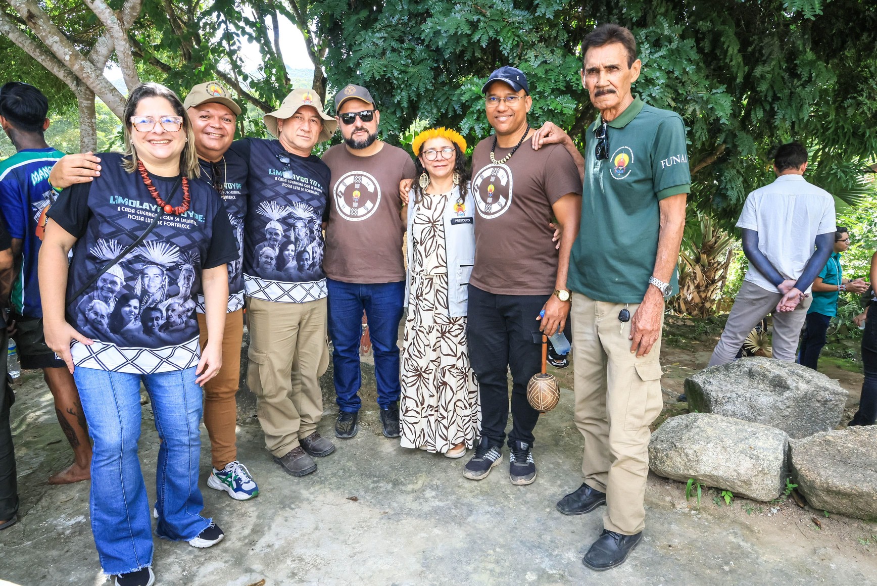 Servidores da Funai de Pernambuco posam com a presidenta da Funai no território Xucuru