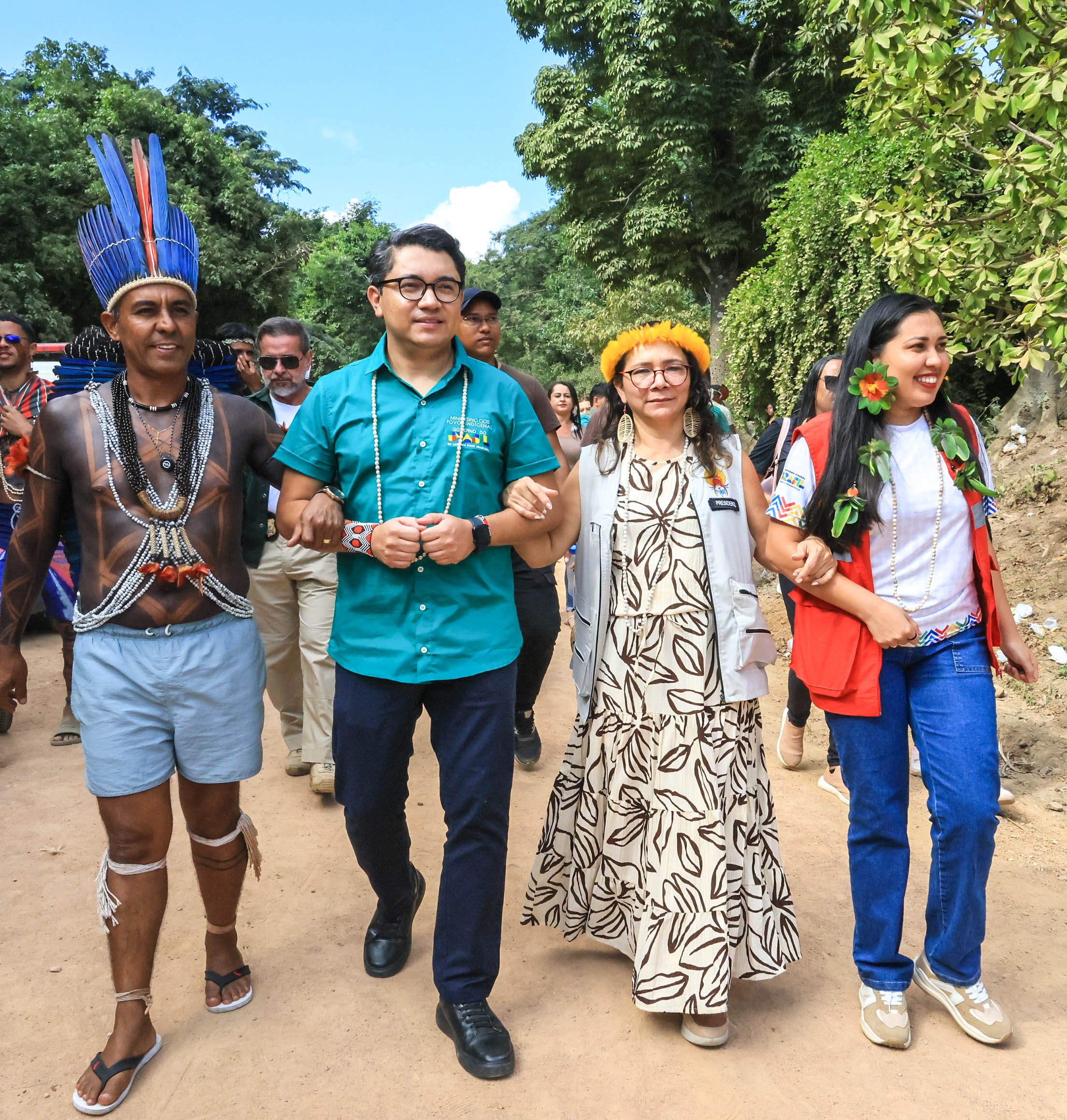 Marcos Xukuru, Eloy Terena, Lucia Alberta Baré e Lucinha Tremembé marcham de braços dados