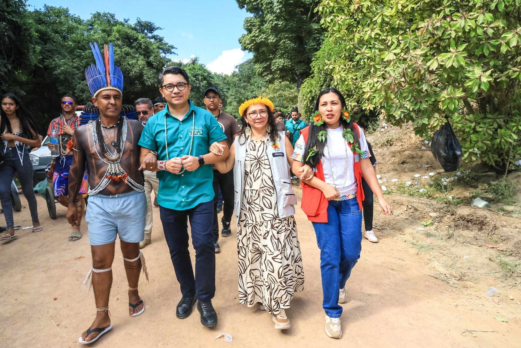 Cacique Marcos Xucuru, Eloy Terena, Lucia Alberta Baré e Lucinha Tremembé marcham de braços dados