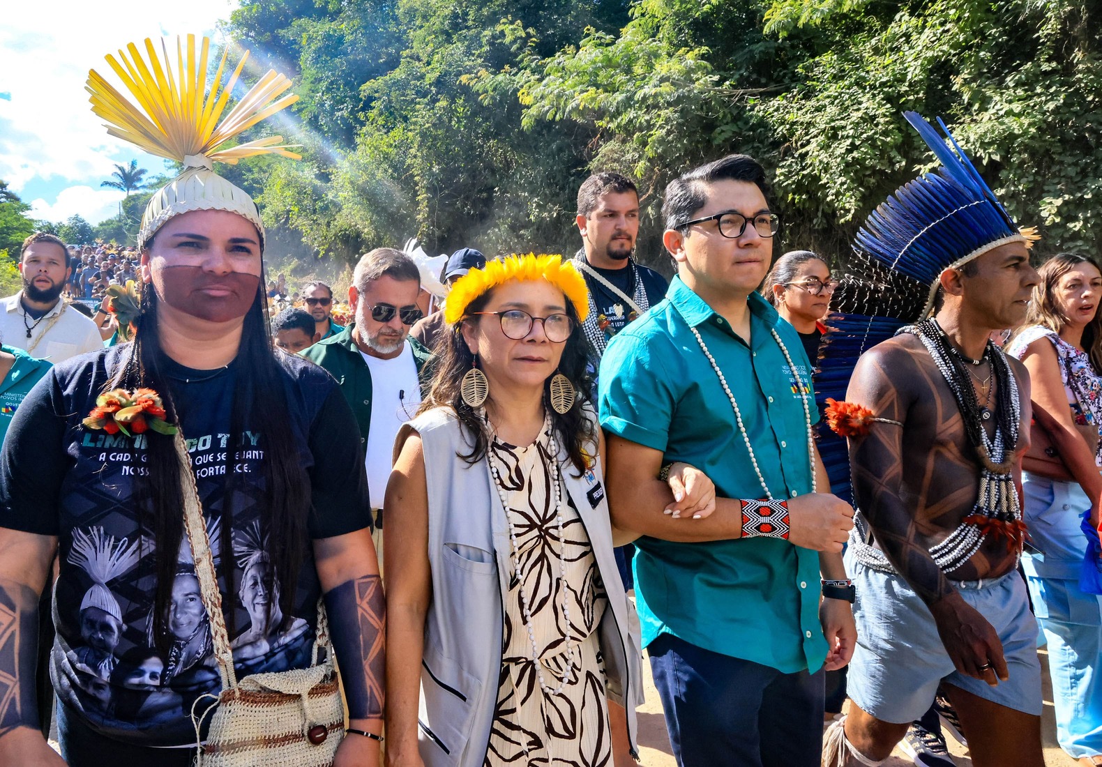 Lucia Alberta Baré, Eloy Terena, Marcos Xukuru e população de Pesqueira marcham juntos