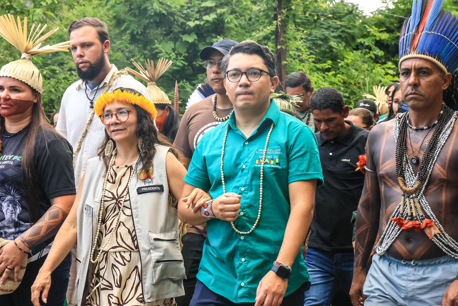 Lucia Alberta Baré, Eloy Terena, Marcos Xukuru e população de Pesqueira marcham juntos
