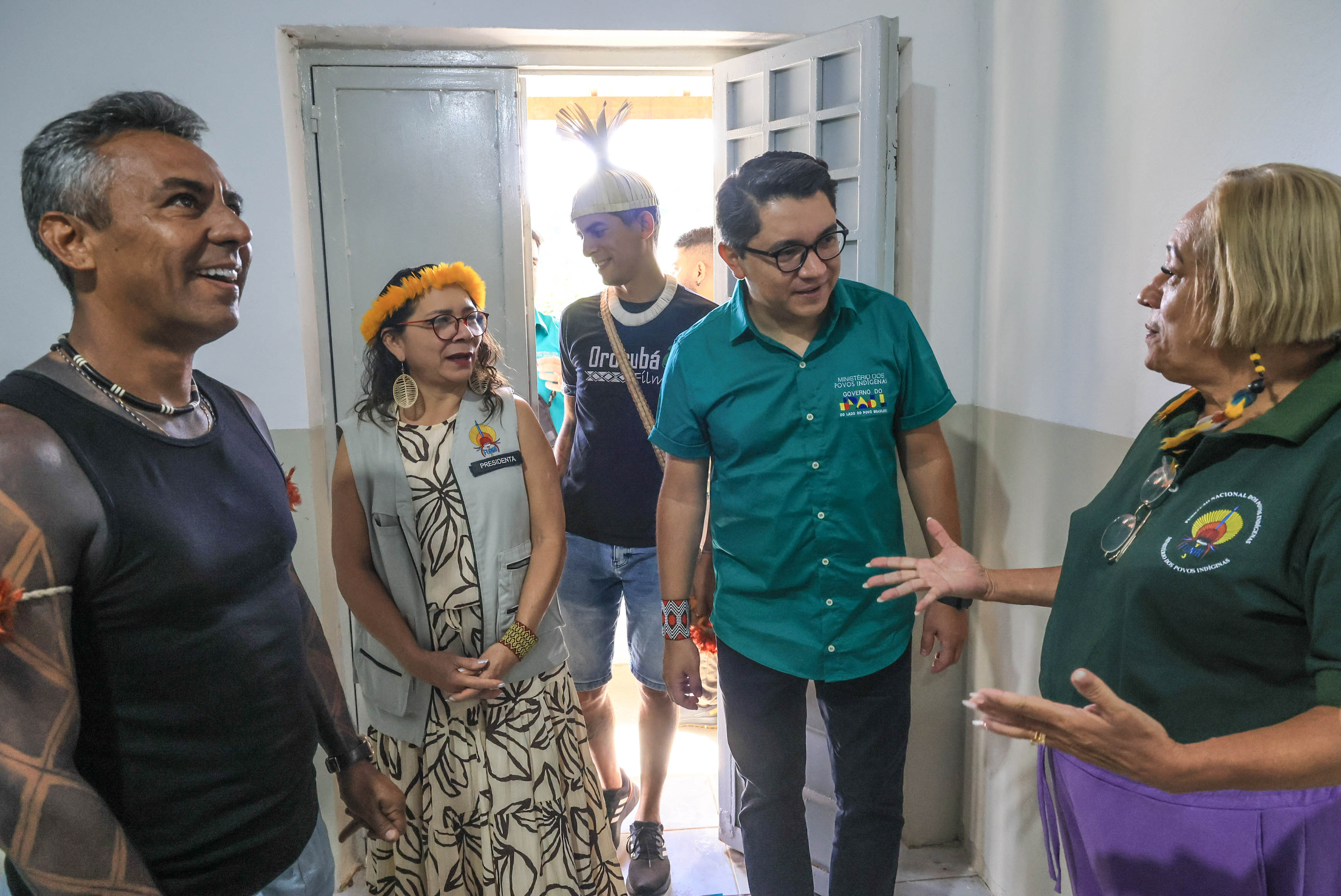 Eloy Terena, Marcos Xukuru e Lucia Alberta Baré conversam com servidora da Funai