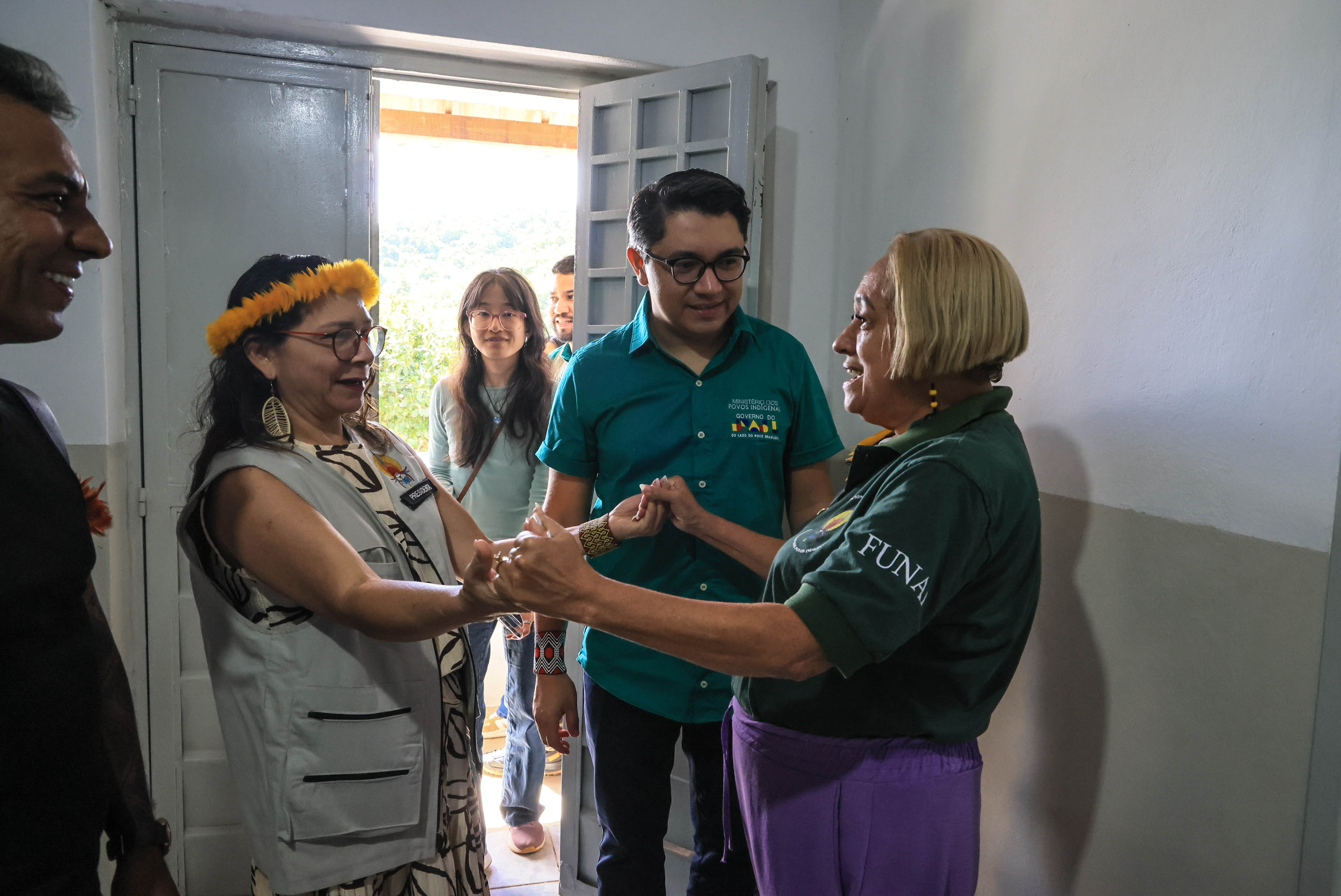 Eloy Terena, Marcos Xukuru e Lucia Alberta Baré conversam com servidora da Funai