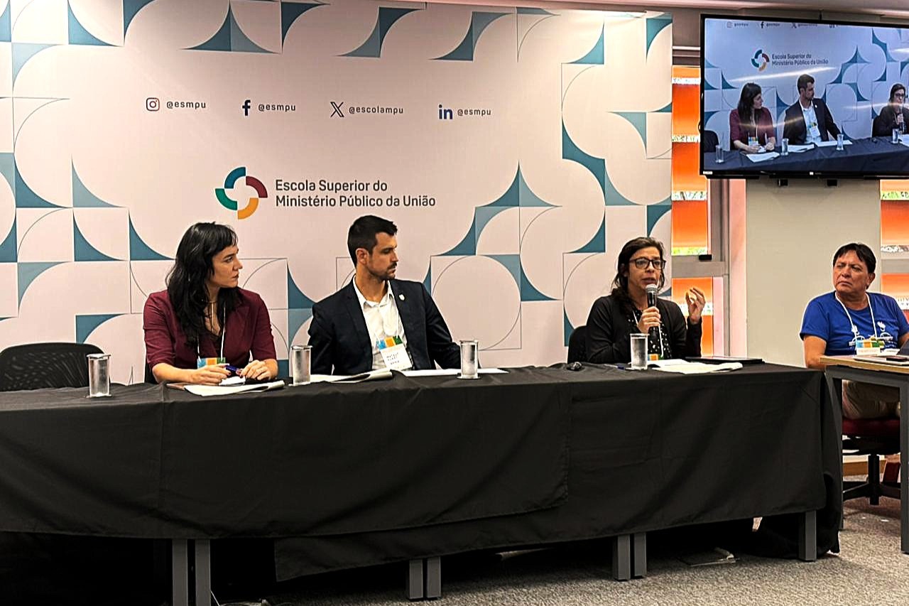 Mesa de debate com duas mulheres e um homem