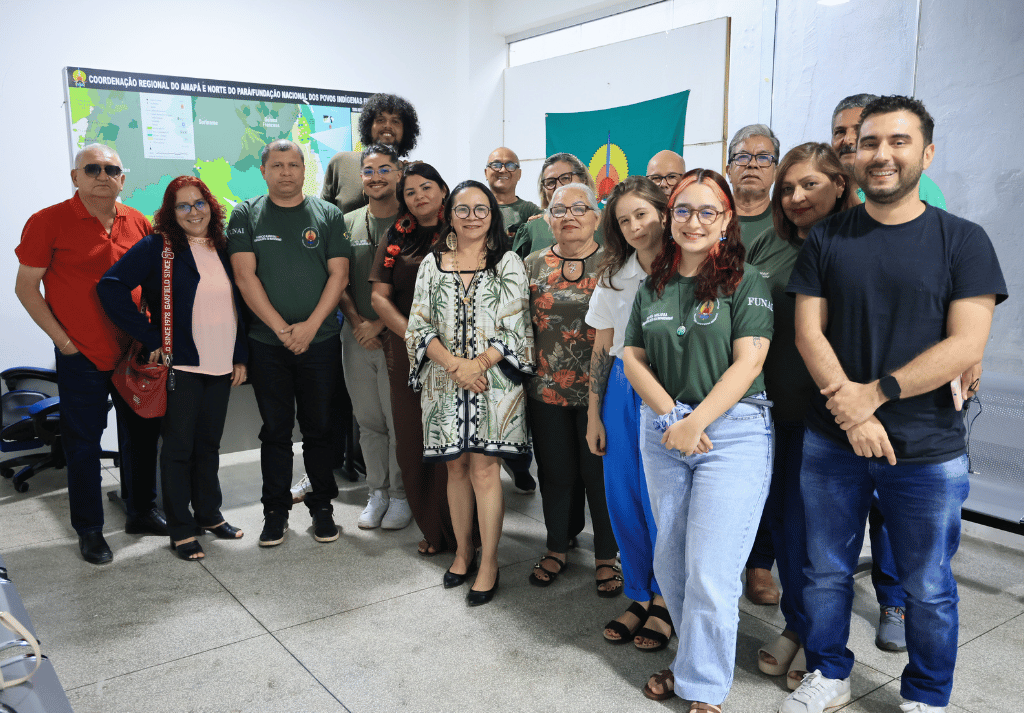 Pessoas em pé posando para foto
