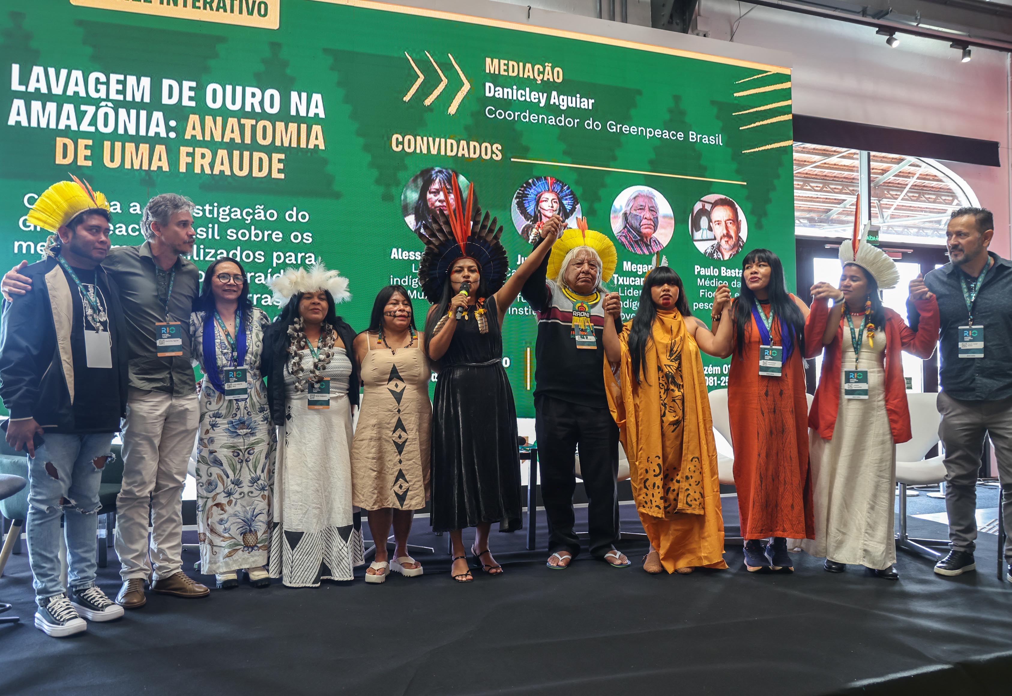 11 pessoas em pé com as mãos dadas