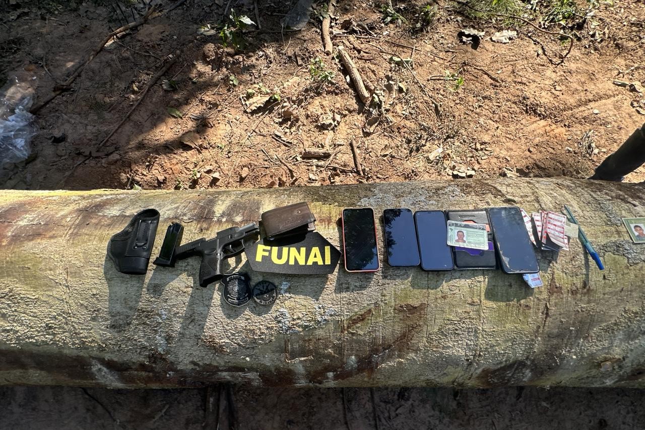 Celulares apreendidos em cima de uma tora de madeira