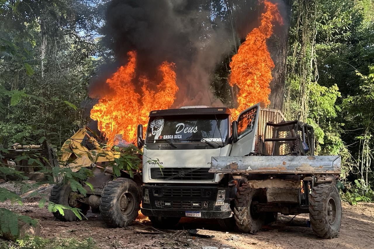 Maquinário incendiado durante ação de fiscalização