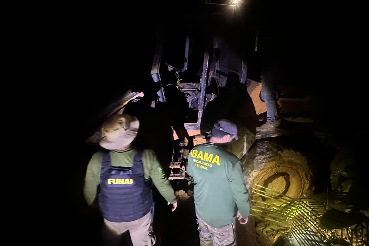 Servidores da Funai e Ibama fazendo vistoria noturna