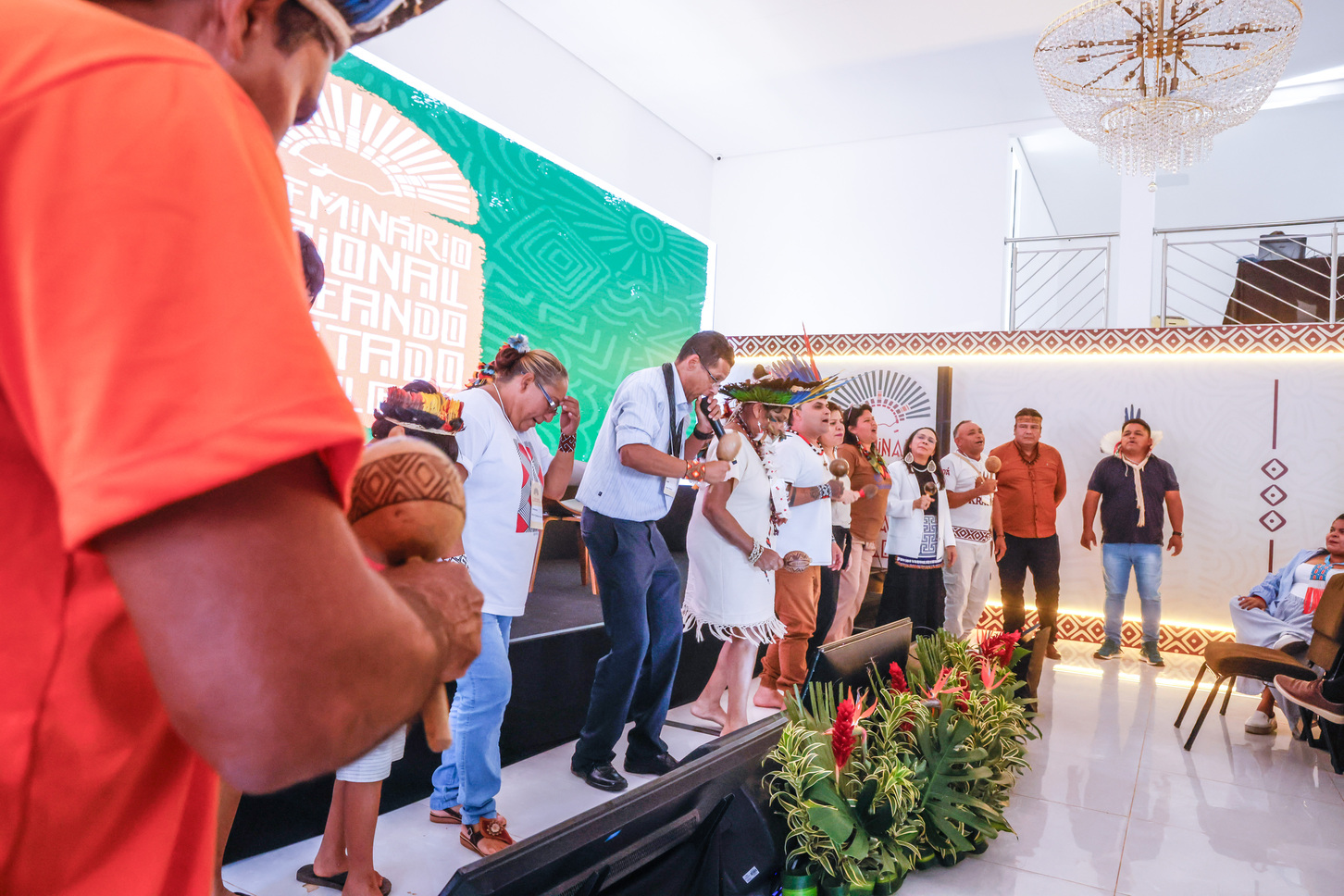 Apresentação de ritual no palco durante o seminário