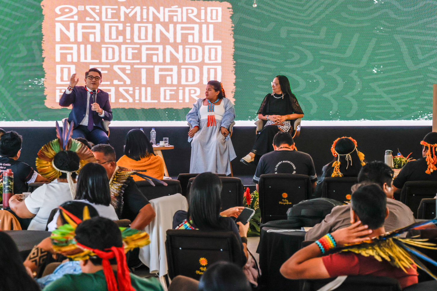 Representantes de instituições indigenistas falam ao microfone durante o seminário
