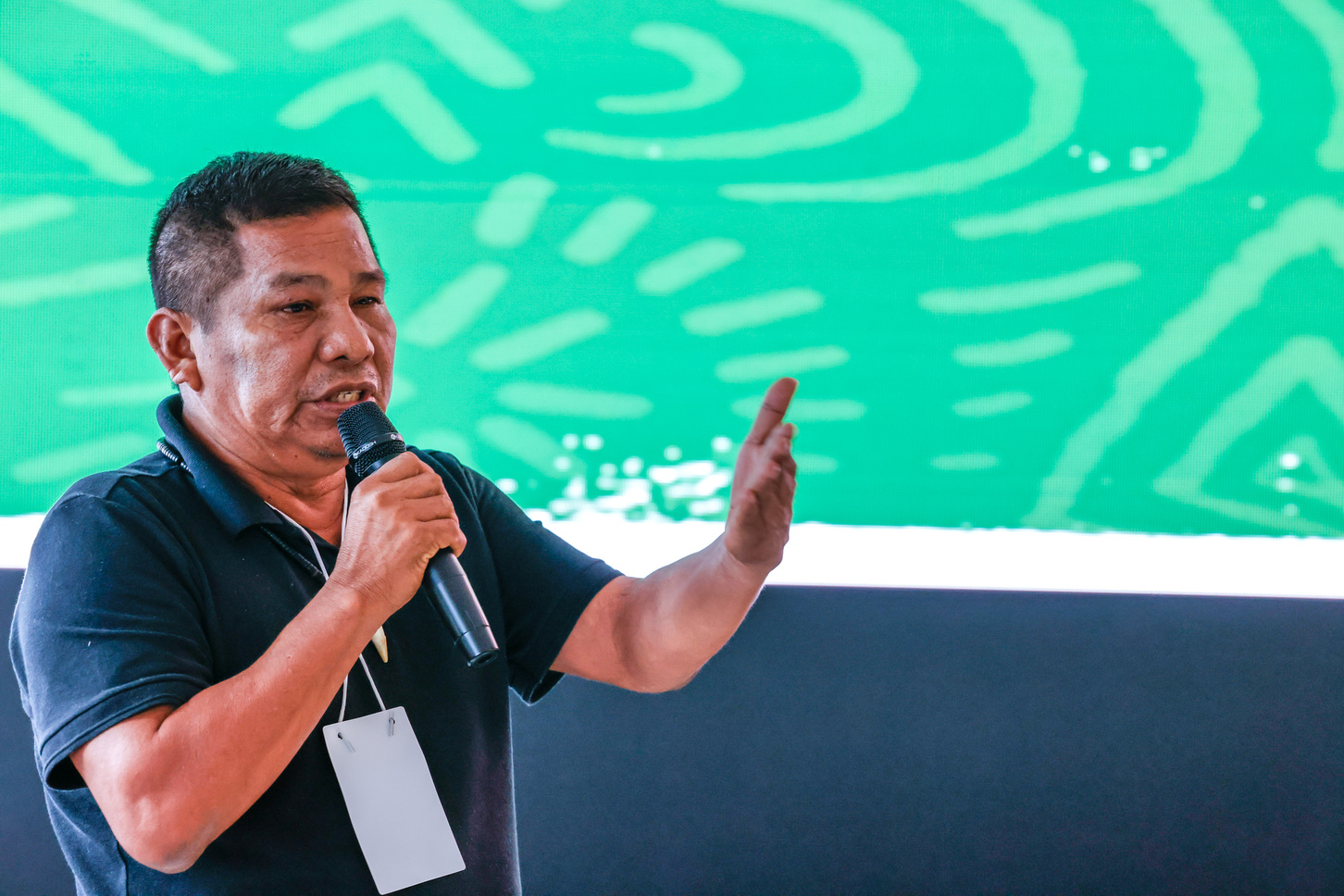 Liderança indígena fala ao microfone durante seminário