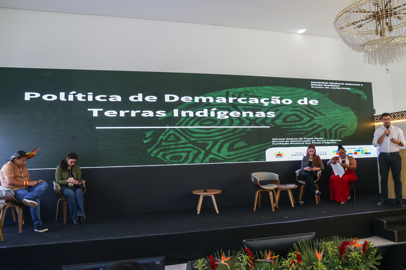 Diretor de Demarcação de Terras Indígenas da Funai faz apresentação durante seminário