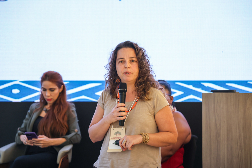 Representante de órgão indigenista faz fala durante seminário