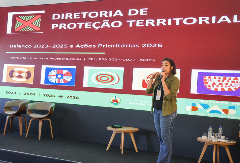 Diretora de Proteção Territorial da Funai faz apresentação durante o seminário