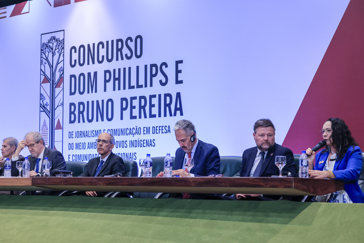 presidenta da Funai falando no palco