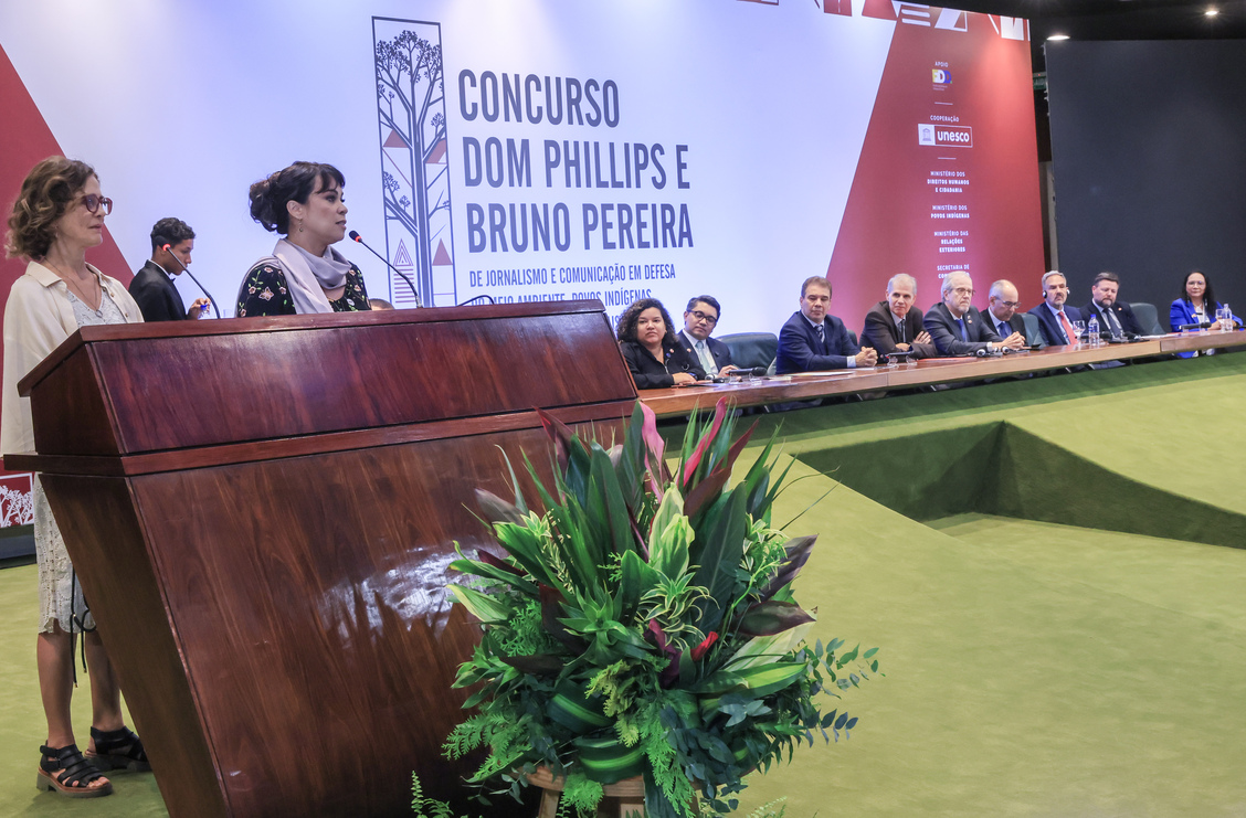 Homenageadas esposas de Dom e Bruno no palco