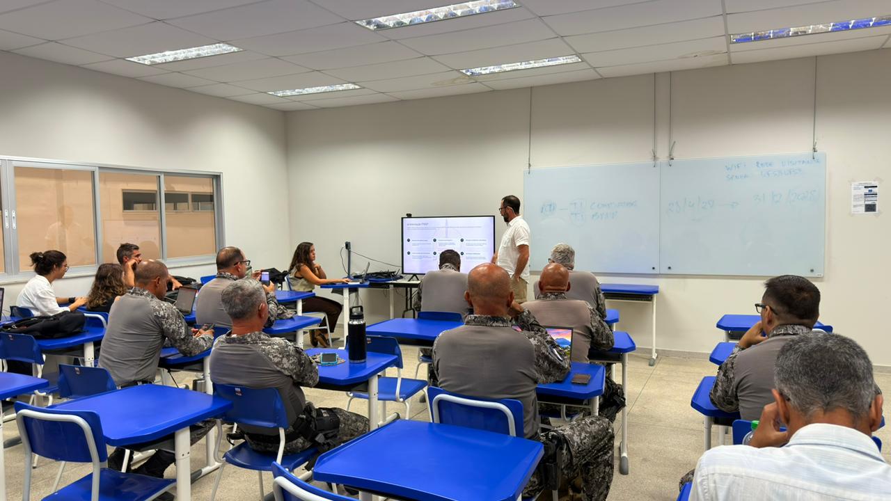 Integrantes da Força Nacional e servidores de órgãos governamentais assistem a palestra