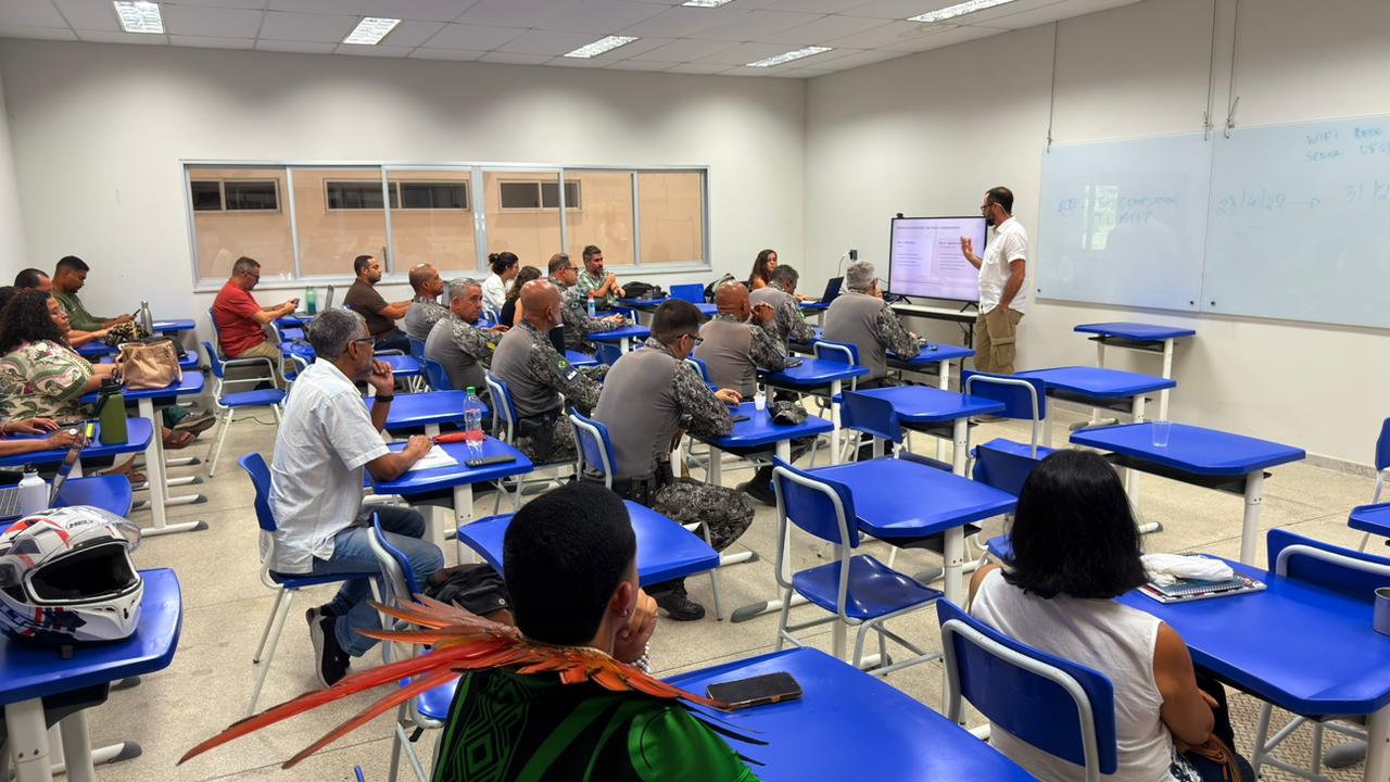 Integrantes da Força Nacional, indígenas e servidores de órgãos governamentais assistem a palestra