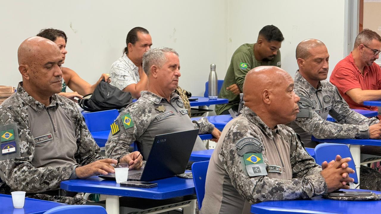 Integrantes da Força Nacional fardados e servidores de órgãos governamentais assistem a palestra