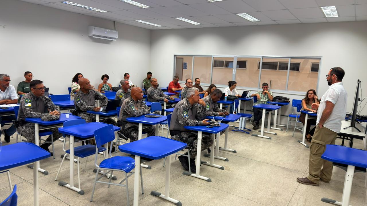 Integrantes da Força Nacional e servidores de órgãos governamentais assistem a palestra