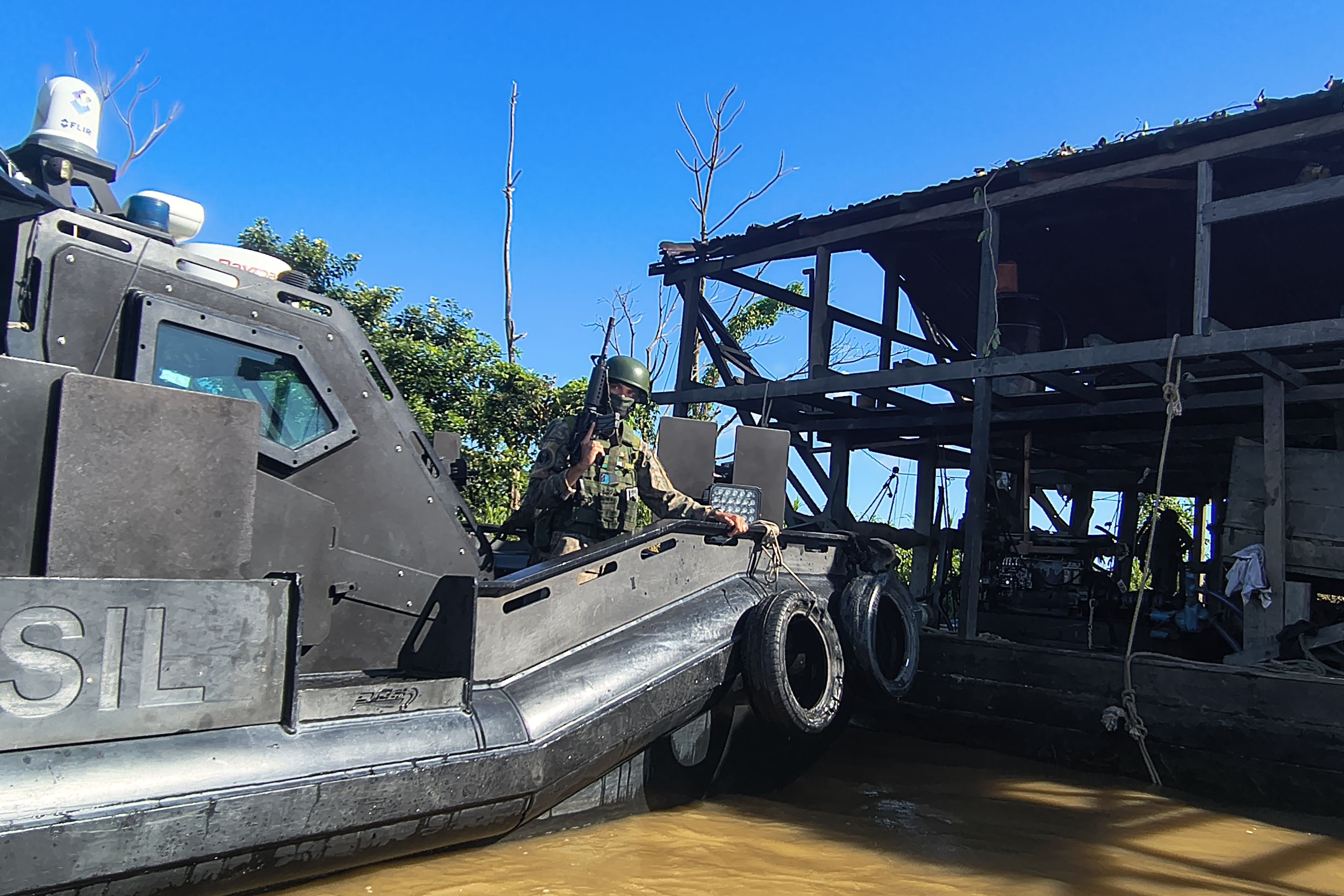 Pessoa em barco segurando uma arma