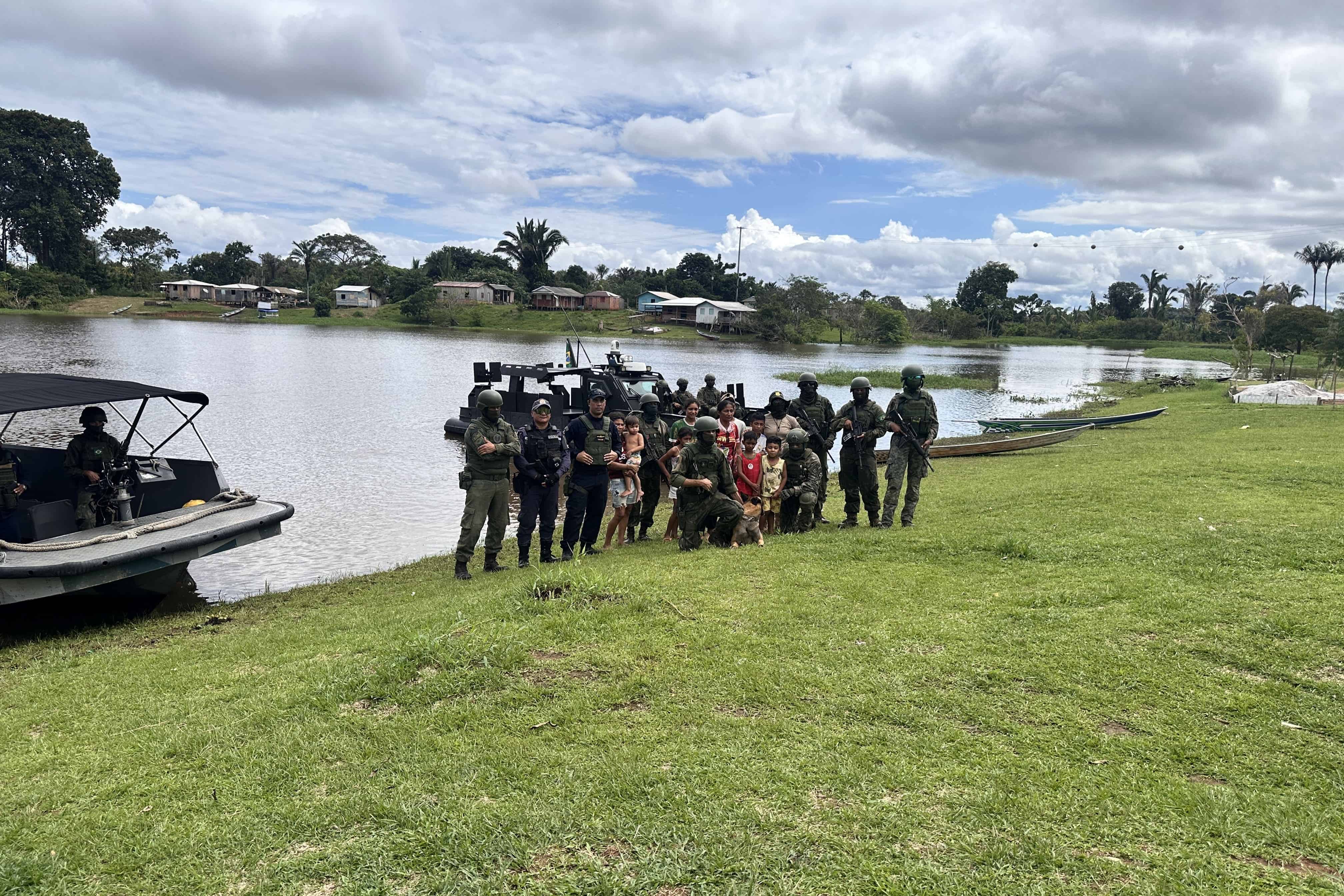 Pessoas posicionadas em fila para tirar foto