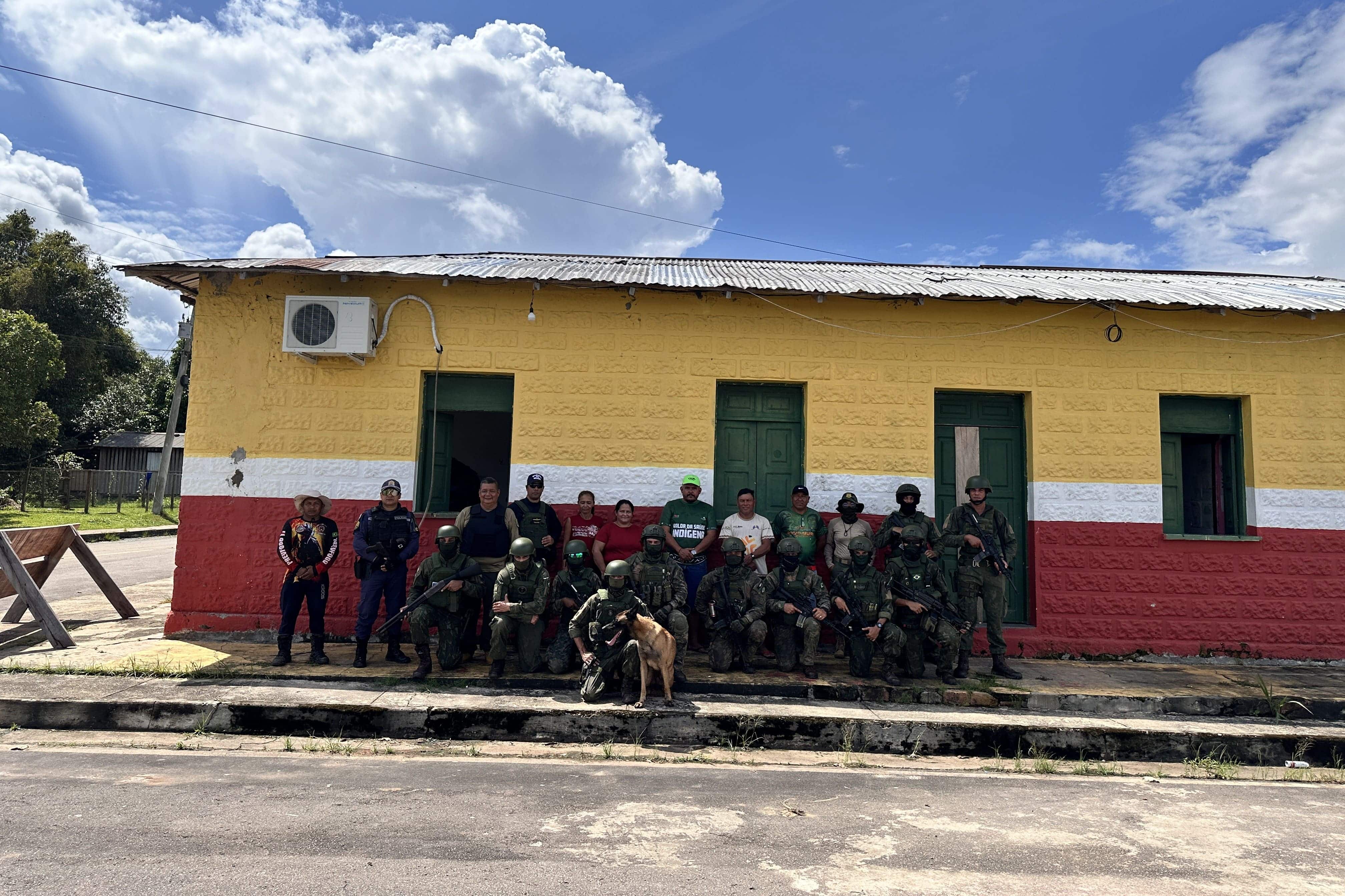 Pessoas posicionadas em fila para tirar foto