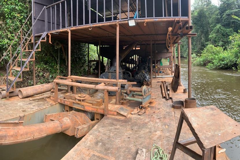 Casa de garimpo no rio