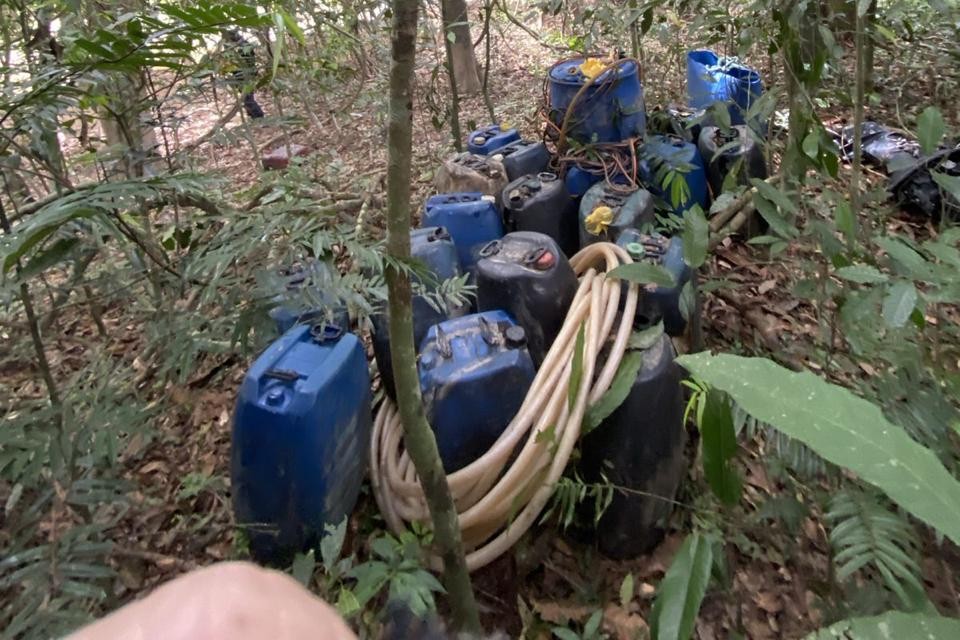 Tonéis de gasolina dentro da mata