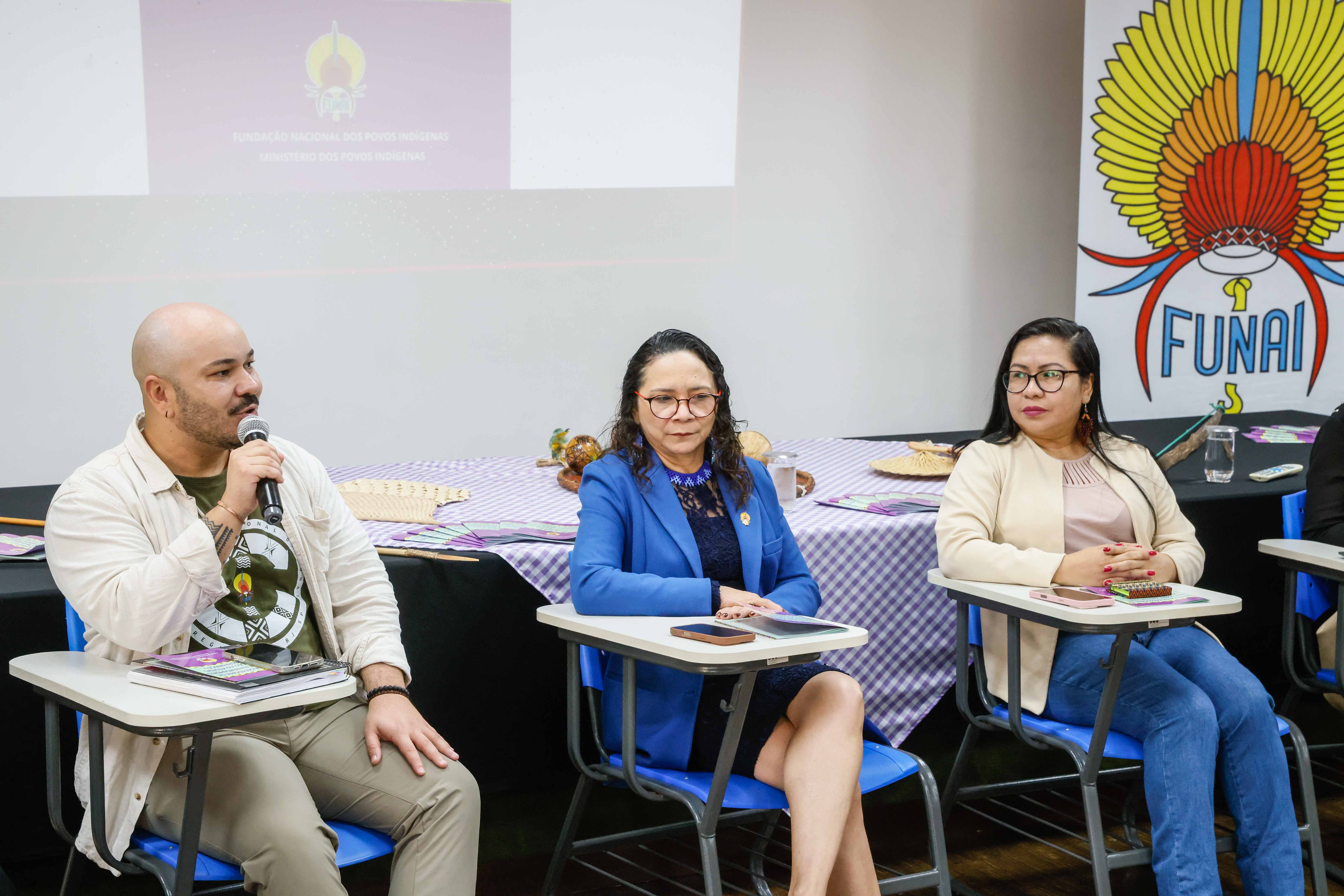 Ouvidor da Funai discursa ao lado da Presidenta e da Diretoria de Administração e Gestão
