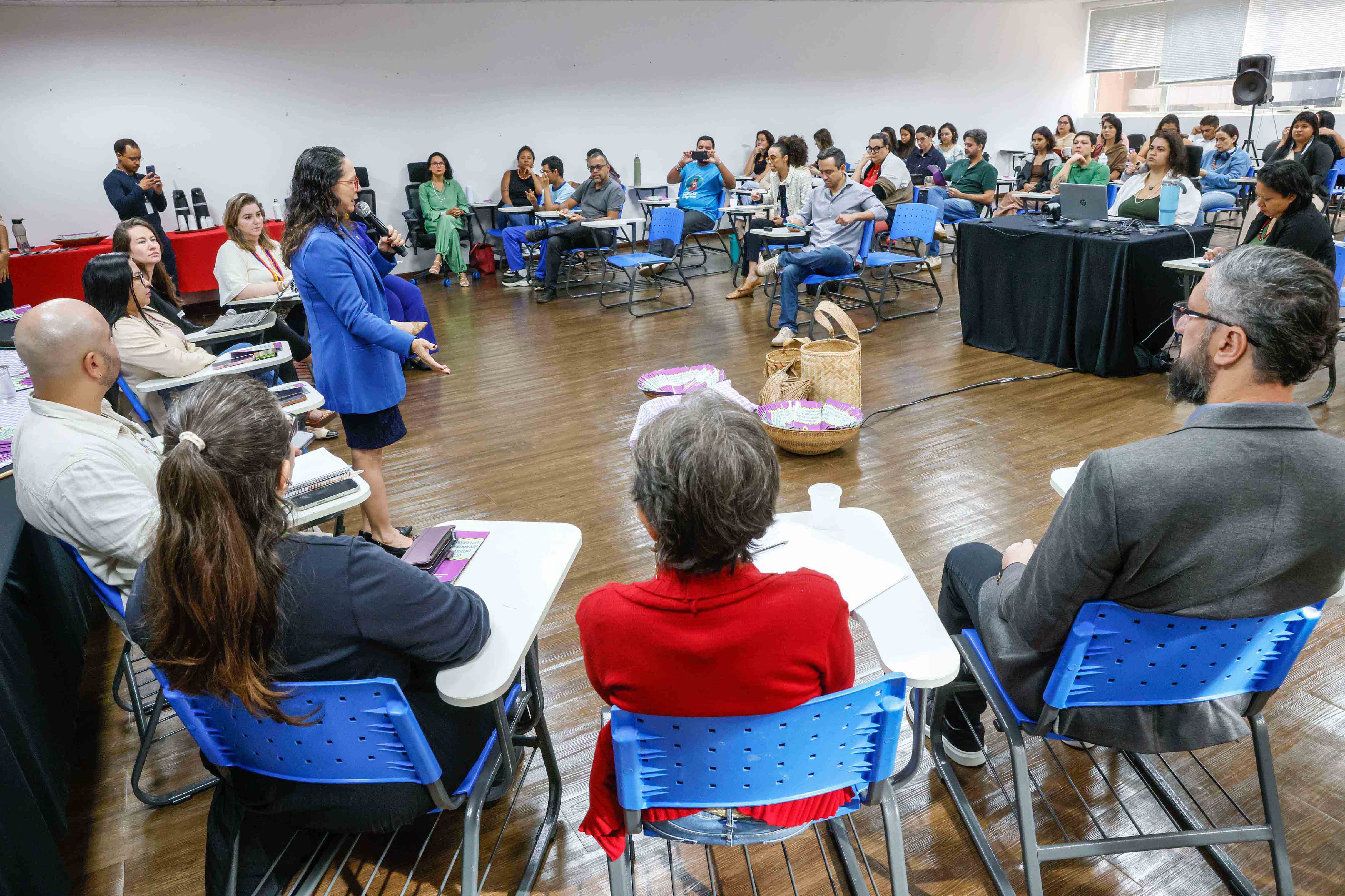 Presidenta da Funai discursa ao centro da sala para os servidores da sede da Funai.