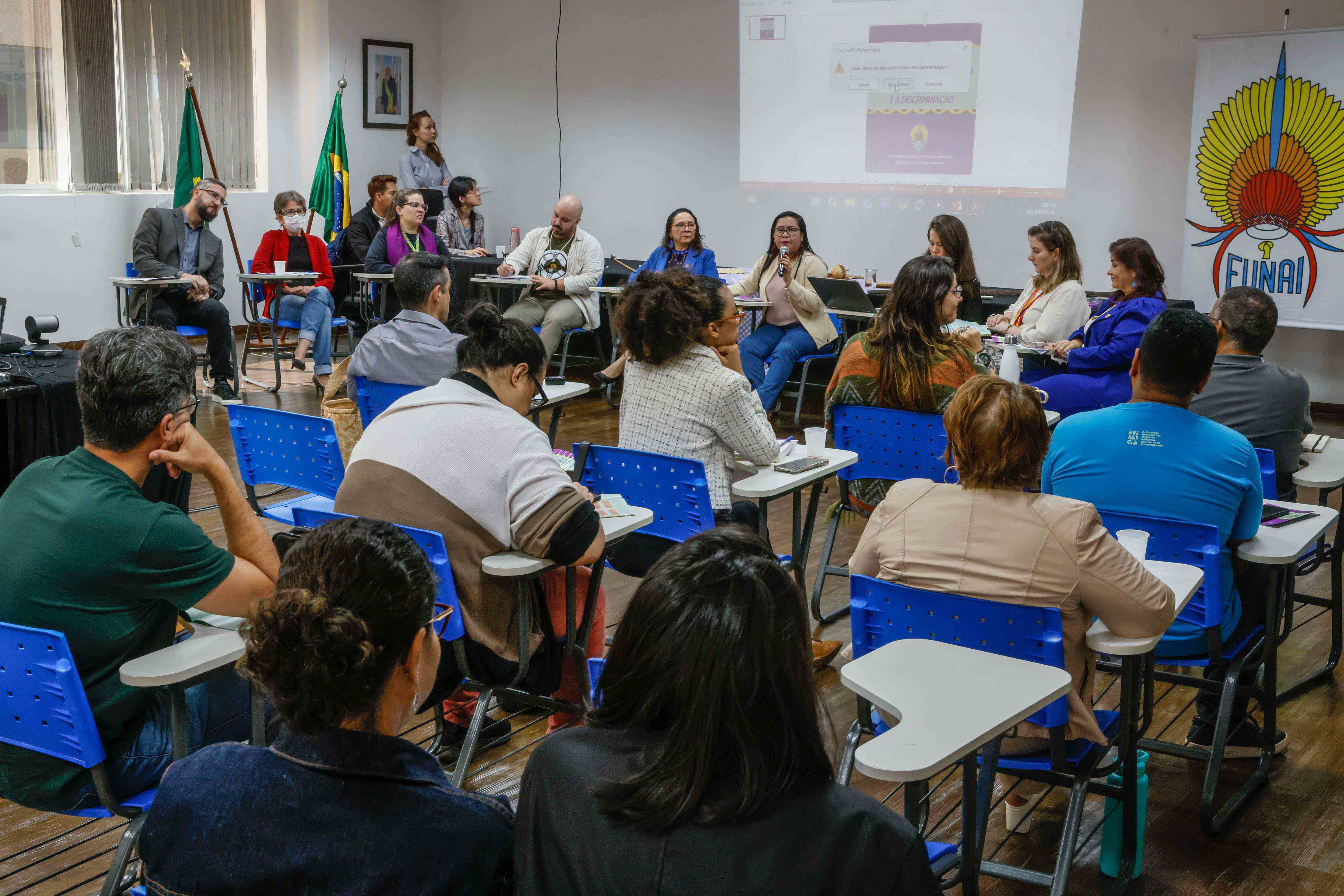 Diretora da Diretoria de Administração e Gestão discursa aos servidores da Funai.